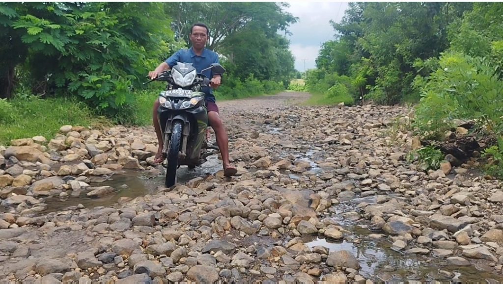 Akses Jalan Tiga Desa di Kecamatan Plampang Rusak Parah