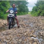 Akses Jalan Tiga Desa di Kecamatan Plampang Rusak Parah