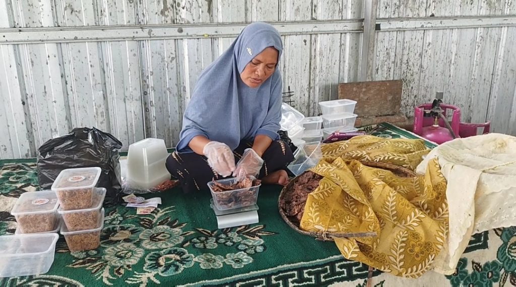 Penjualan Dendeng Sira Bage Rarit Maros, Selama Ramadan Meningkat