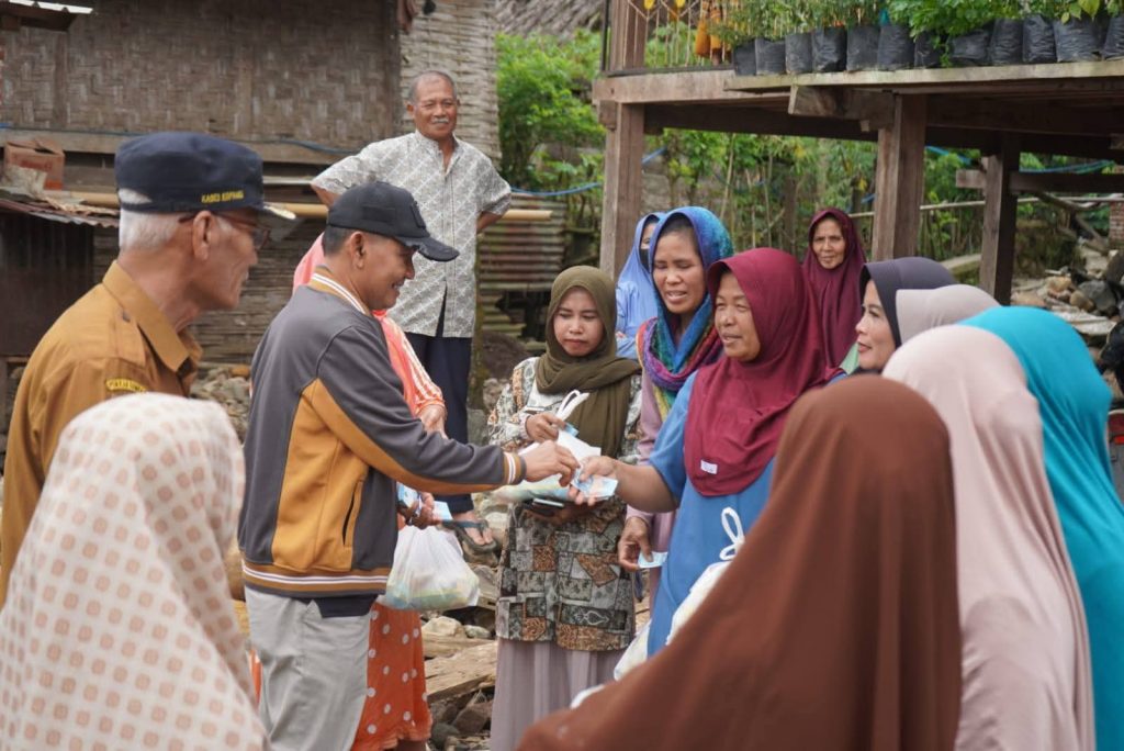 Desa Ropang Diterjang Banjir, Wabup Sumbawa Ingatkan Masyarakat Jaga Alam dan Lingkungan