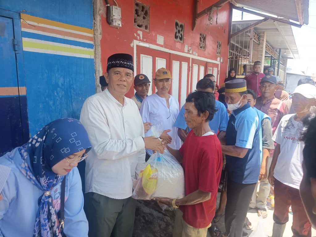 Bupati Sumbawa, Tinjau dan Serahkan Bantuan Bagi Korban Kebakaran Hebat di Kecamatan Alas
