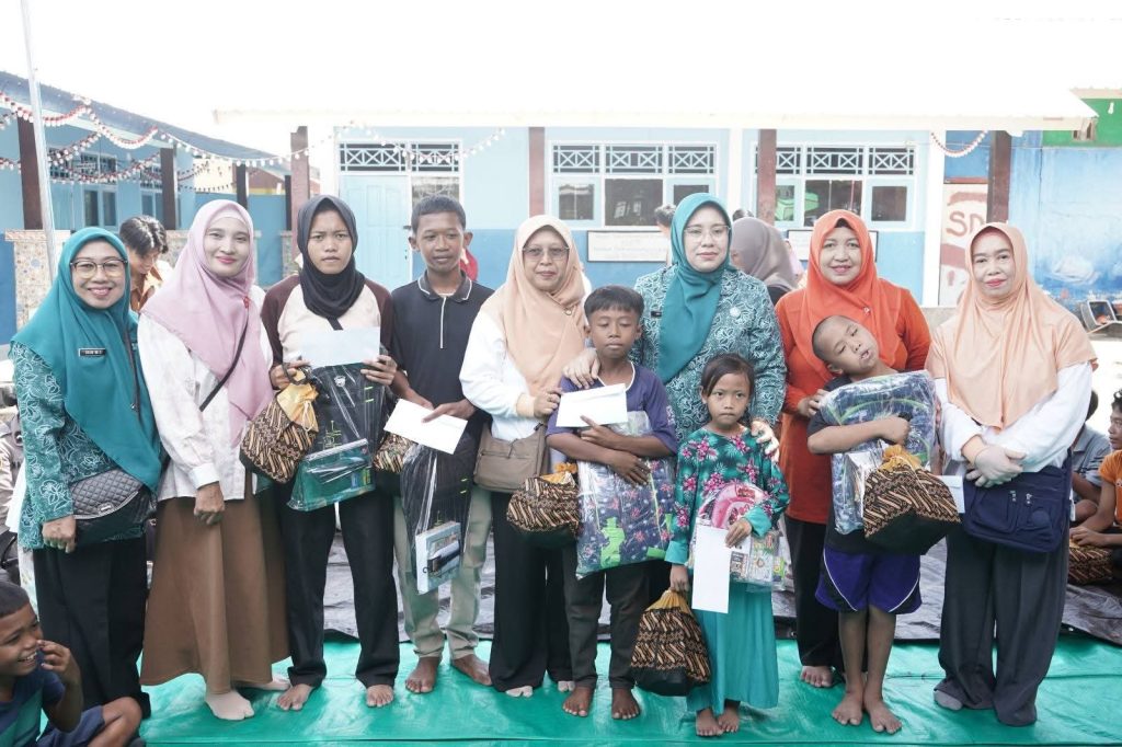 Kunjungi Korban Kebakaran, TP PKK dan DWP Sumbawa Salurkan Bantuan dan Berikan Trauma Healing