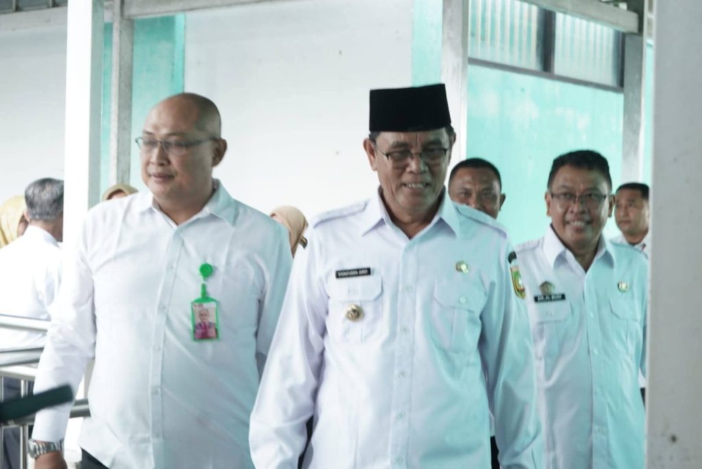 Pastikan Pelayanan Berjalan Dengan Baik, Hari Pertama Masuk Kerja Bupati Sumbawa Cek Kehadiran ASN