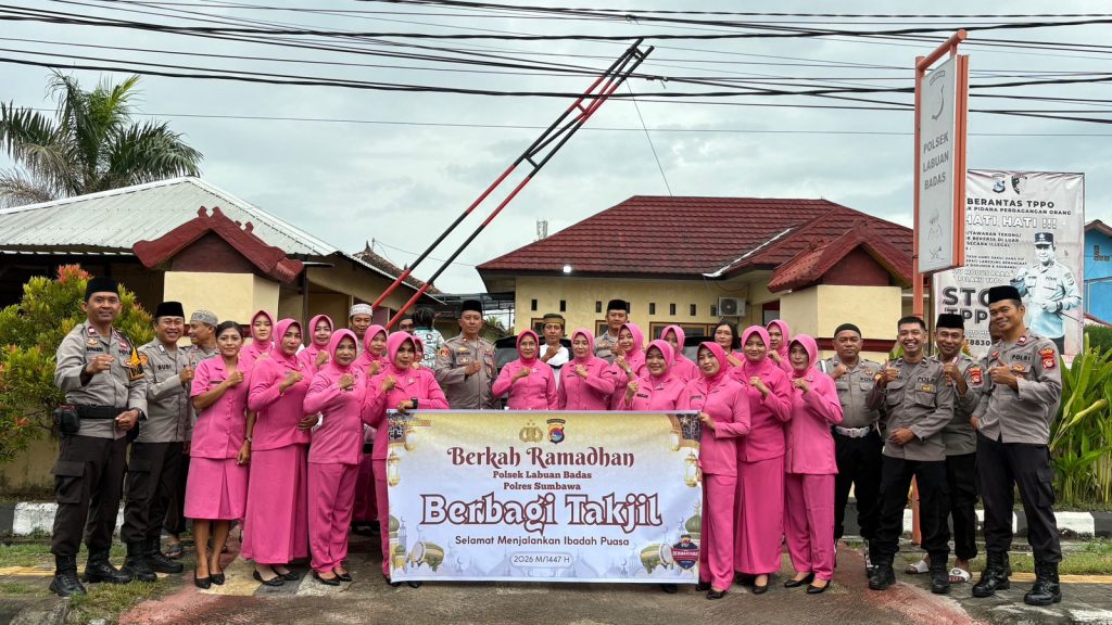 Tebar Kebaikan di Bulan Suci, Polsek Labuan Badas Bagikan Takjil untuk Pengguna Jalan