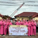 Tebar Kebaikan di Bulan Suci, Polsek Labuan Badas Bagikan Takjil untuk Pengguna Jalan