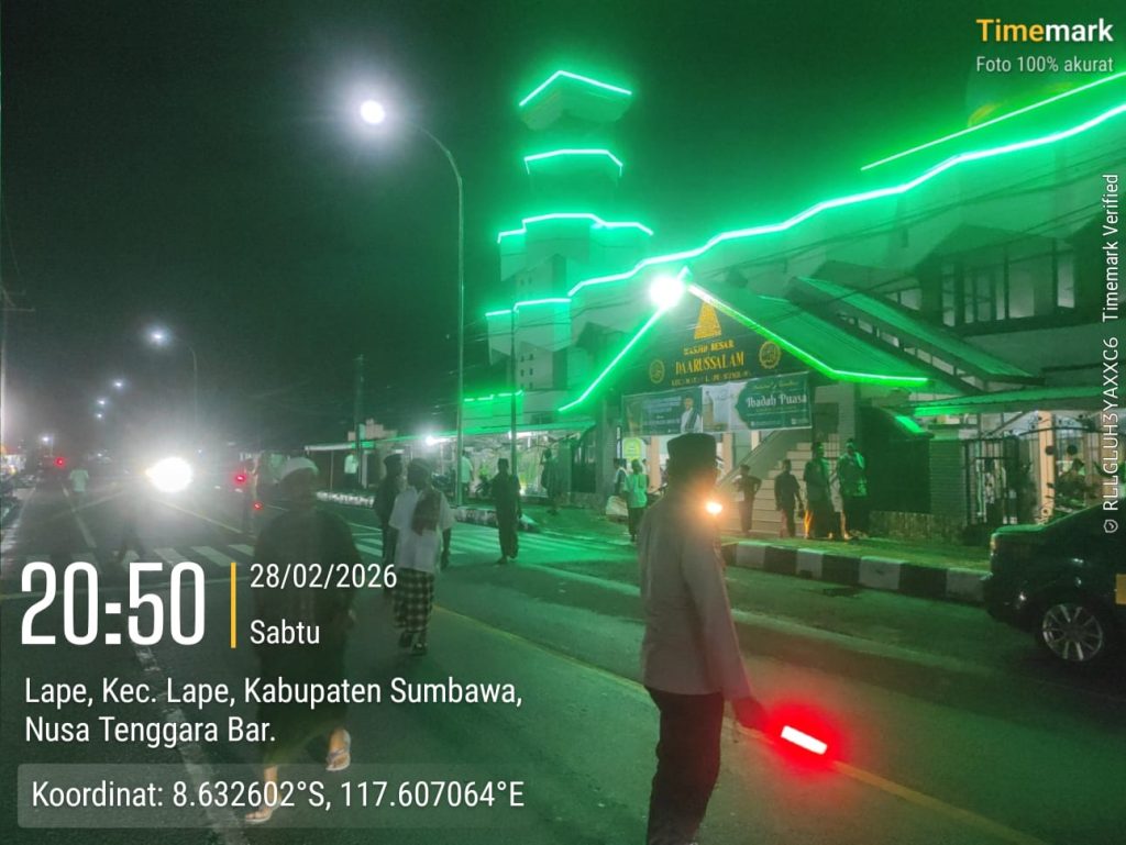 Wujudkan Kekhusyukan Ibadah, Personel Polsek Lape Amankan Shalat Tarawih