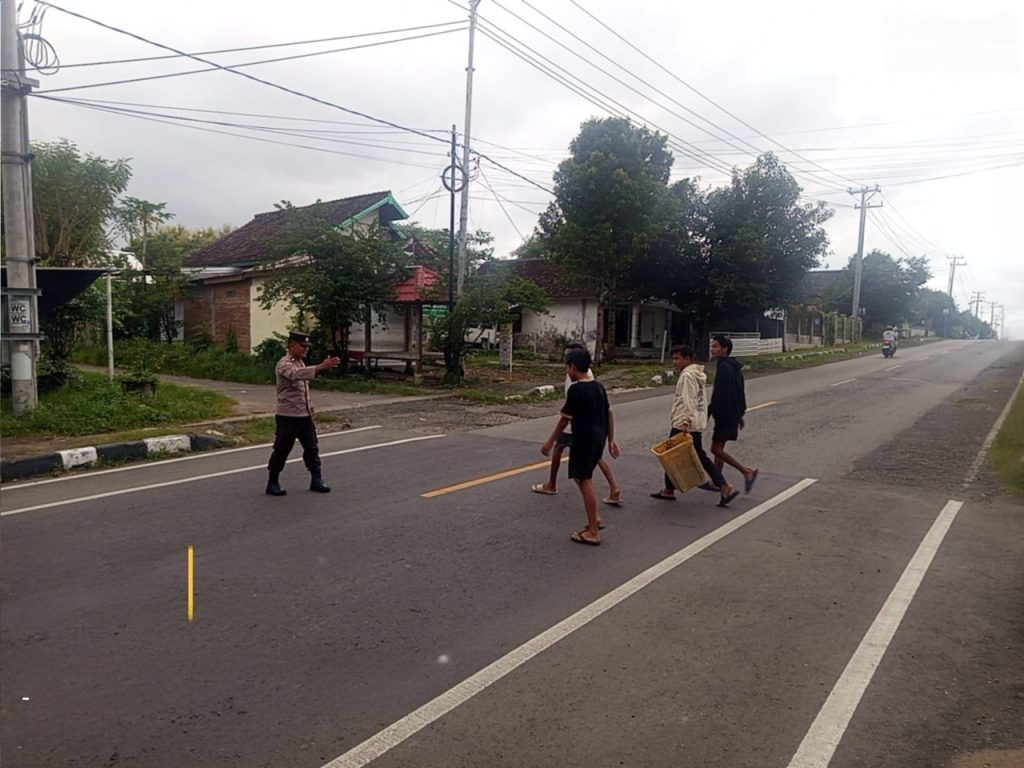 Pastikan Keamanan Pengguna Jalan, Polsek Lape Laksanakan Giat Strong Point Pagi