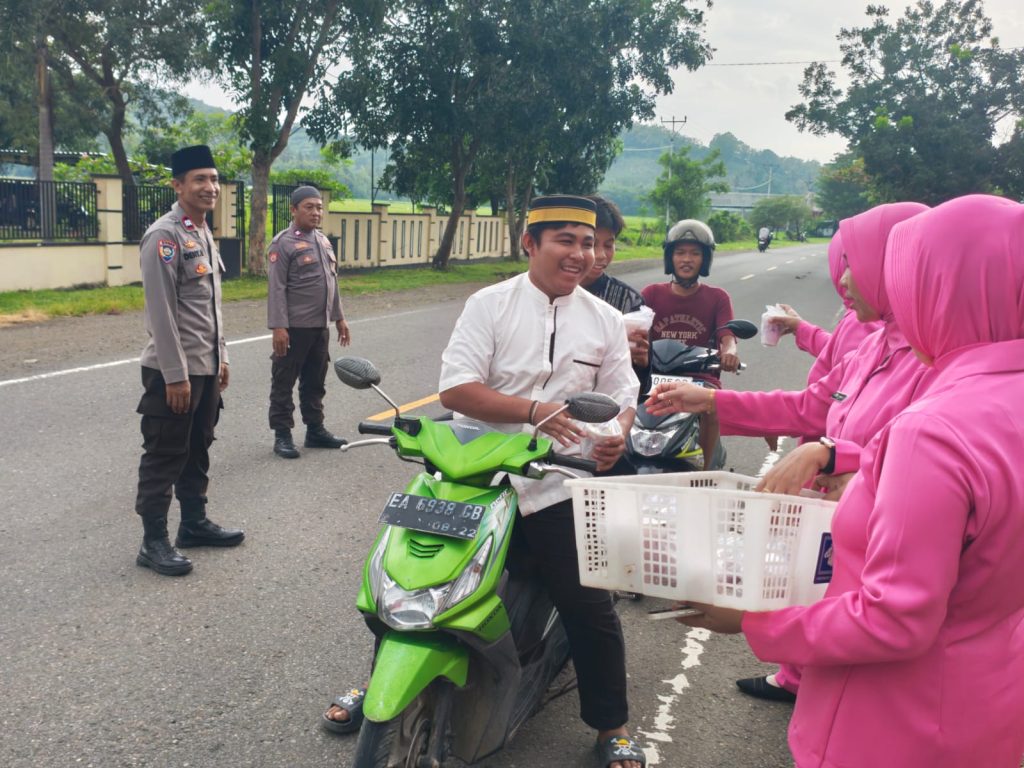 Wujudkan Kepedulian, Polsek Buer Bagikan 120 Paket Takjil Pada Pengguna Jalan