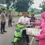 Wujudkan Kepedulian, Polsek Buer Bagikan 120 Paket Takjil Pada Pengguna Jalan