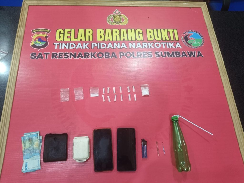 Gerebek Pengedar Saat Tidur, Sat Resnarkoba Polres Sumbawa Amankan Mahasiswa dan 14 Poket Sabu di Tarano
