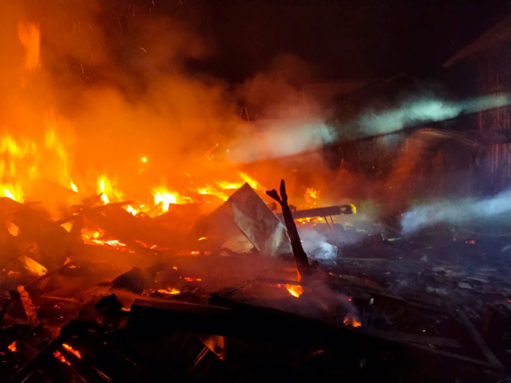 Diduga Arus Pendek Listrik Hanguskan Rumah Panggung di Desa Ngeru, Polsek Moyo Hilir Amankan TKP