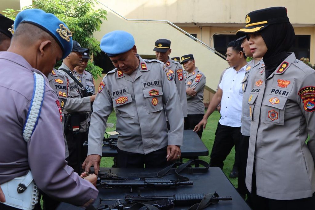 Pastikan Kelayakan dan Cegah Penyalahgunaan, Kapolres Sumbawa Pimpin Pemeriksaan Senjata Api Personel