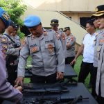 Pastikan Kelayakan dan Cegah Penyalahgunaan, Kapolres Sumbawa Pimpin Pemeriksaan Senjata Api Personel