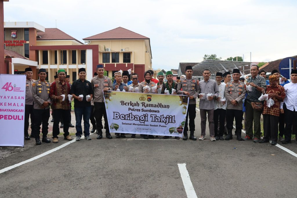 Polres Sumbawa Berbagi Takjil Bersama Media dan Elemen Masyarakat