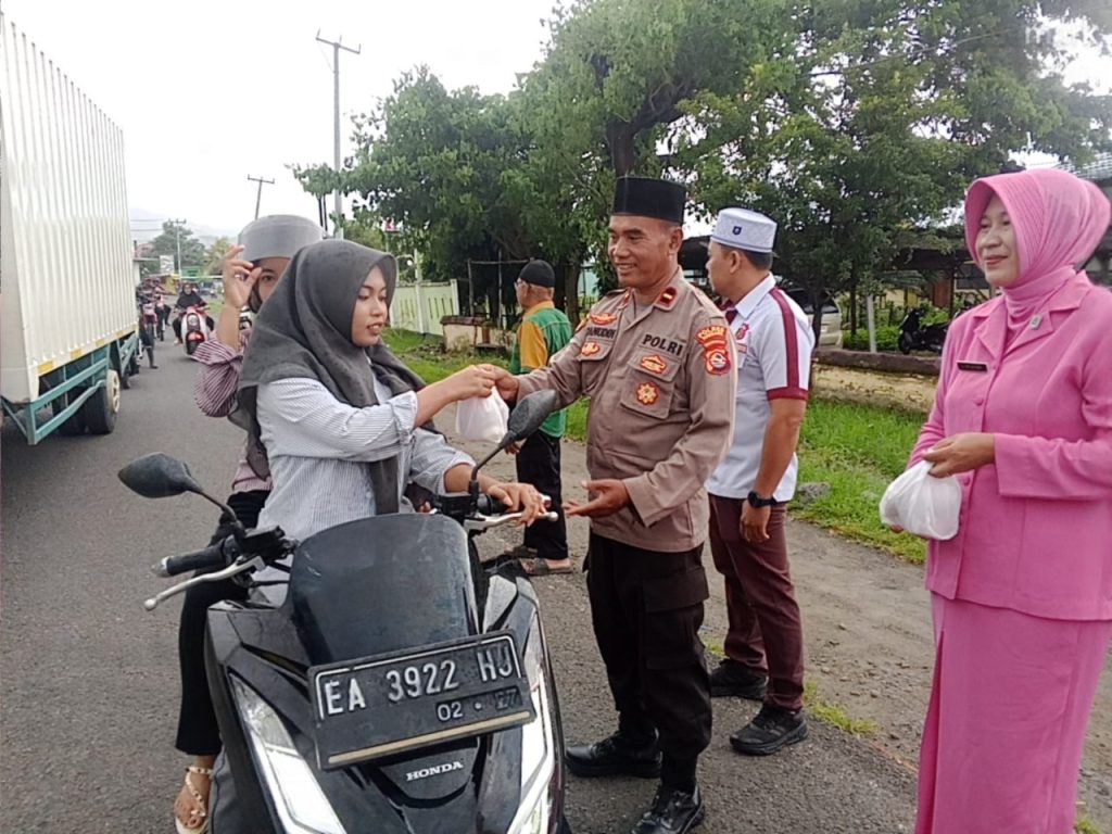 Tebar Kebaikan di Bulan Suci, Polsek Plampang Bagikan 100 Paket Takjil
