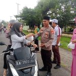 Tebar Kebaikan di Bulan Suci, Polsek Plampang Bagikan 100 Paket Takjil