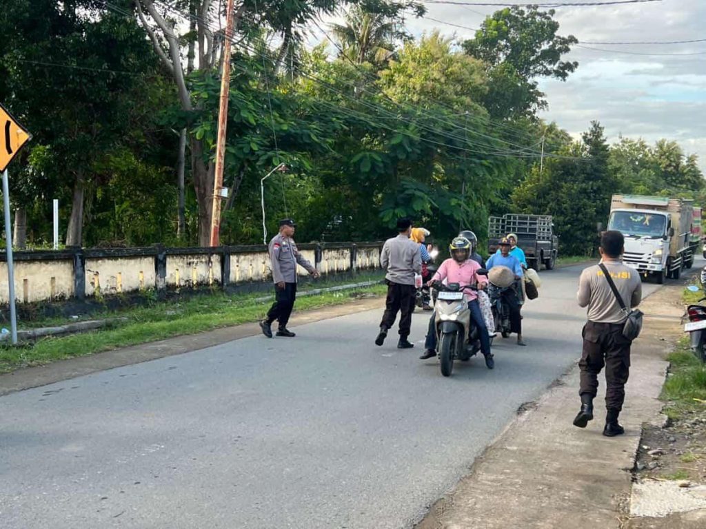 Polsek Moyo Hulu Bagikan 100 Paket Takjil di Jalur Sumbawa-Lunyuk