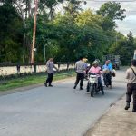 Polsek Moyo Hulu Bagikan 100 Paket Takjil di Jalur Sumbawa-Lunyuk