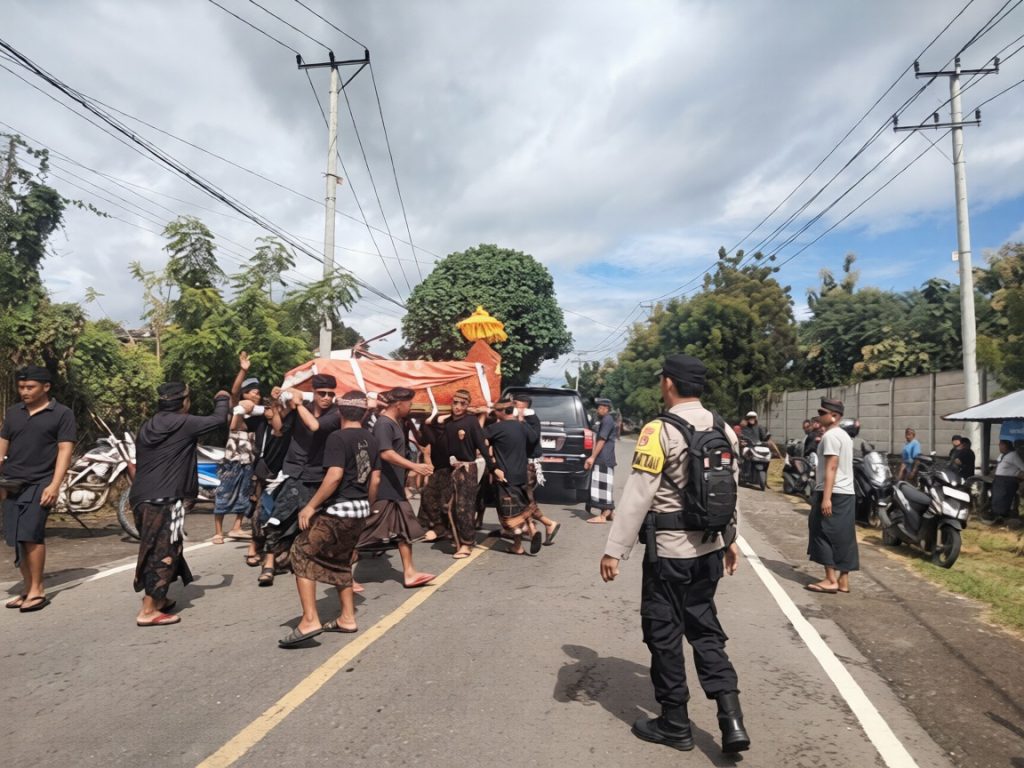 Pelayanan Prima, Polsek Labuhan Badas Kawal Prosesi Kremasi Umat Hindu