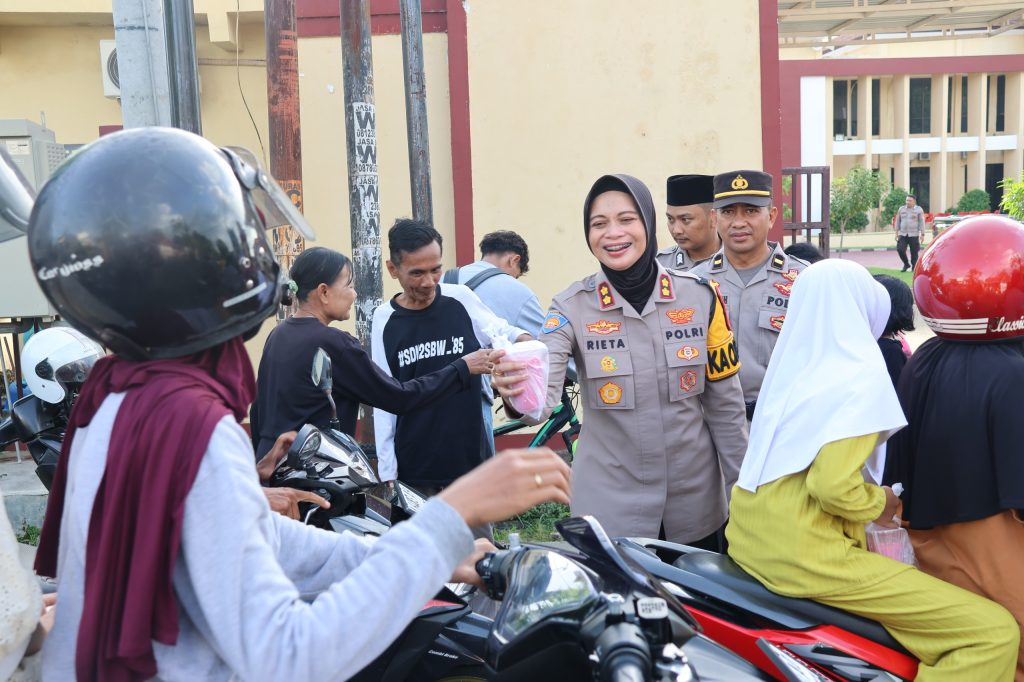 Berkah Ramadan, Polres Sumbawa Kembali  Berbagi Ratusan Takjil dan Paket Sembako