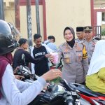 Berkah Ramadan, Polres Sumbawa Kembali  Berbagi Ratusan Takjil dan Paket Sembako