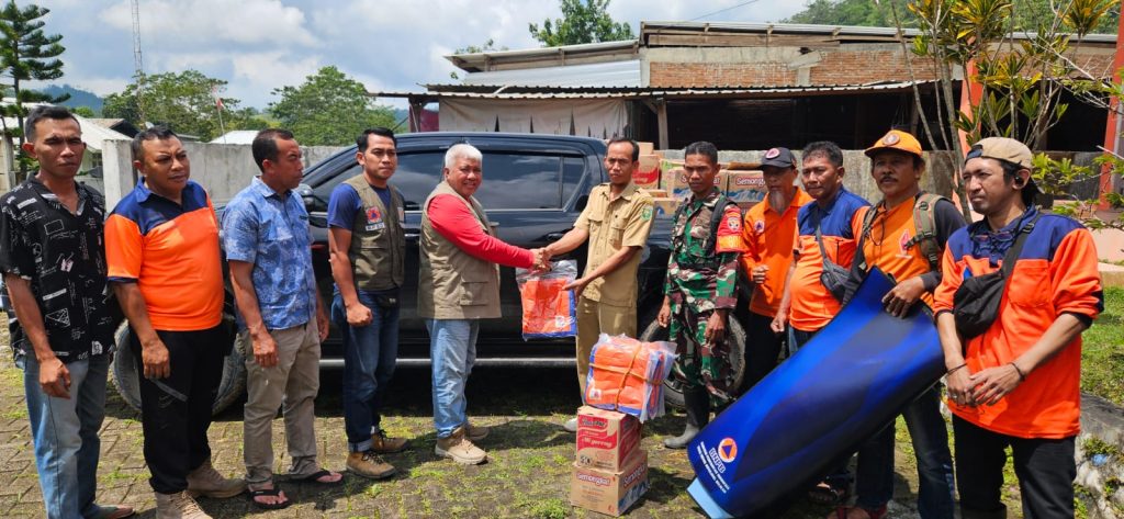 Gerak Cepat, BPBD Sumbawa Dropping Logistik Untuk Korban Banjir di Desa Ropang