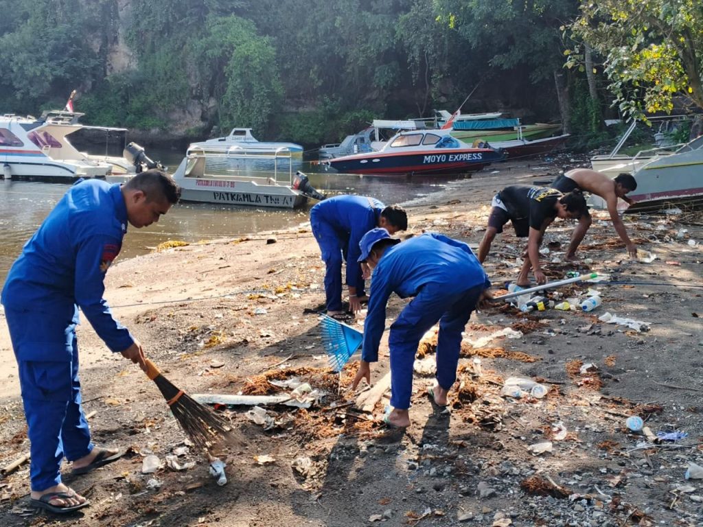 Jaga Kelestarian Pesisir, Sat Polairud Polres Sumbawa Gelar Aksi Asri dan Polisi Penolong