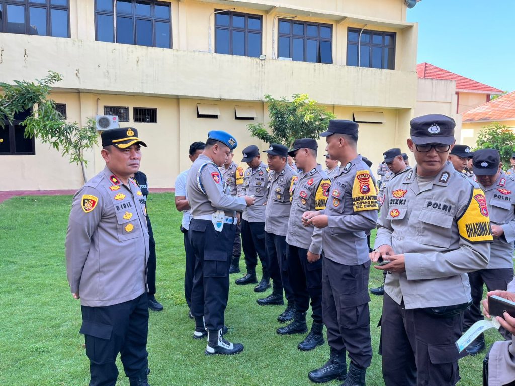 Tingkatkan Kedisiplinan, Wakapolres Sumbawa Cek Kelengkapan Perorangan Bhabinkamtibmas