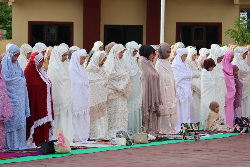 Kapolres Sumbawa Bersama Ratusan Jemaah Laksanakan Salat Idulfitri 1447 H di Lapangan Wicaksana Laghawa