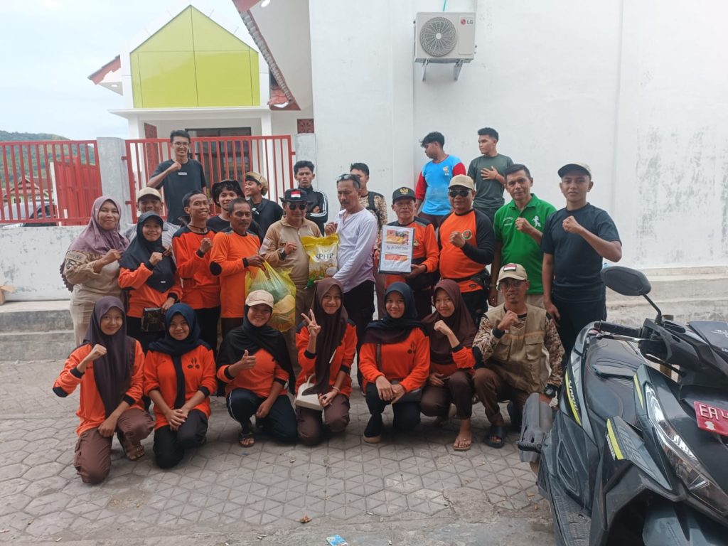 Anggota Pramuka Kwarcab Sumbawa Bantu Pembersihan Lokasi Kebakaran dan Dapur Umum