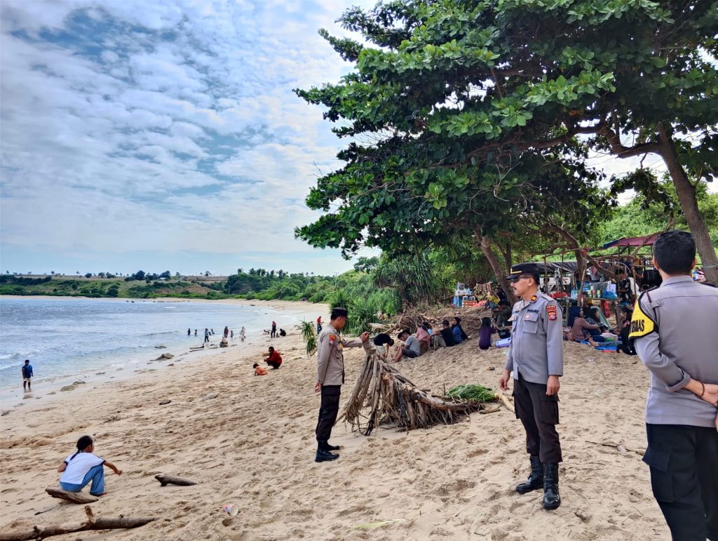 Polsek Lunyuk Intensifkan Pengamanan di Objek Wisata Pantai Selama Cuti Bersama