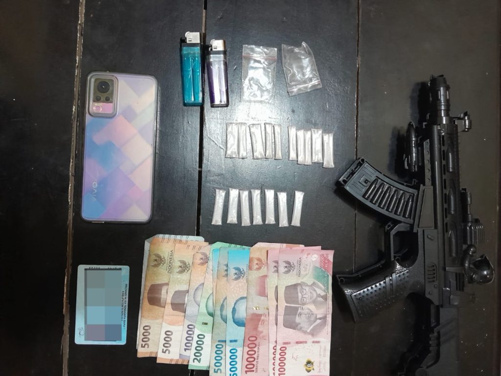 Sinergi TNI-Polri di Empang, Amankan Pengedar Narkoba dan 17 Poket Sabu yang Disimpan Dalam Pistol Mainan