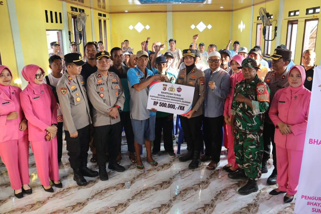 Polres Sumbawa Salurkan Bantuan Untuk Korban Kebakaran di Desa Kalimango