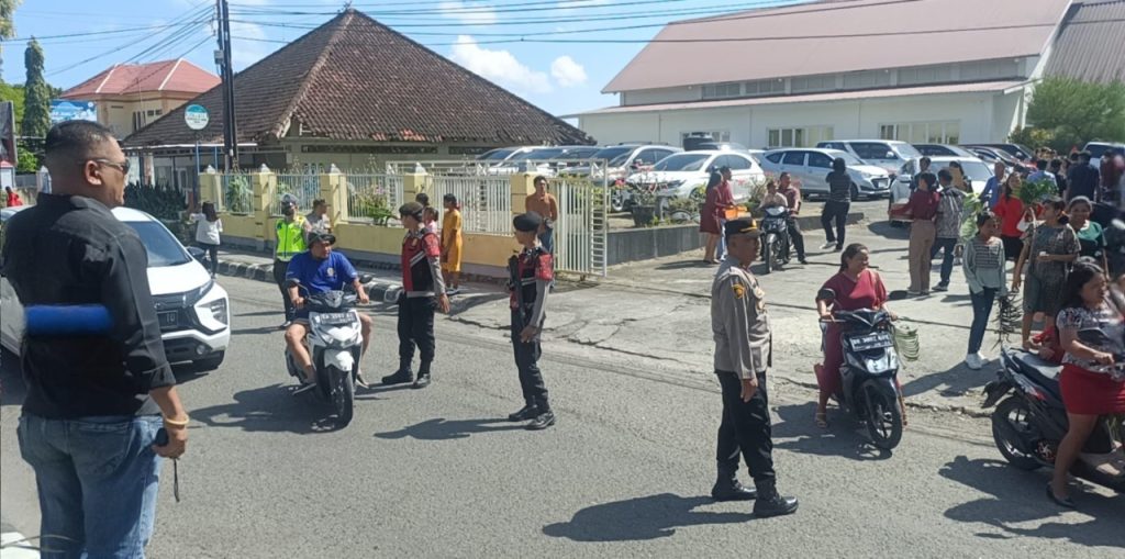 Polres Sumbawa Kawal Ketat Perayaan Minggu Palma di Gereja Katolik Paroki Sang Penebus