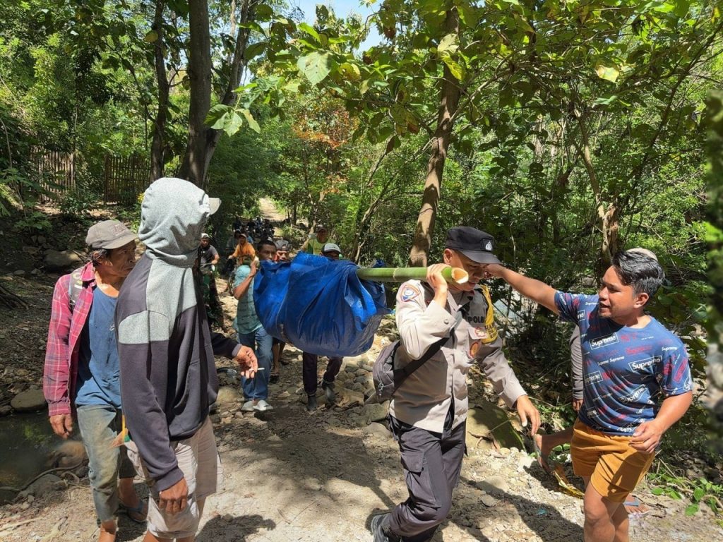 Polsek Labuhan Badas Evakuasi Penemuan Jasad Warga Gantung Diri di Kebun Jambu Mente