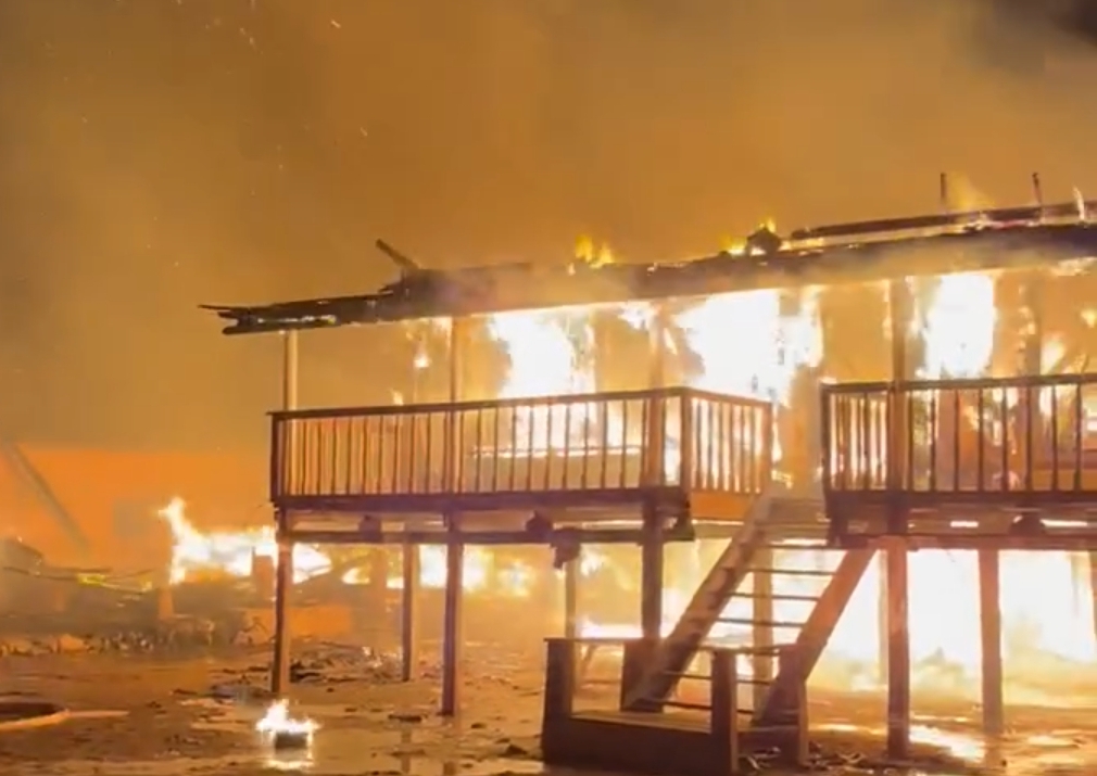 Dua Rumah Panggung Hangus Dilahap Si Jago Merah dan 2 Orang Terluka Ditangani Puskesmas