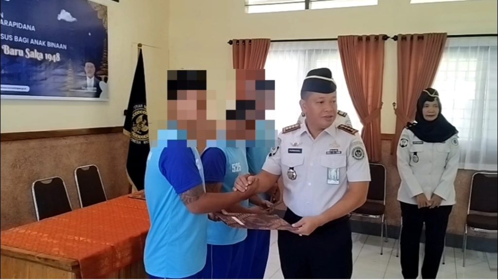 Wujud Kepedulian Negara, Warga Binaan Beragama Hindu di Lapas Sumbawa Dapat Remisi