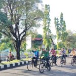 Bupati Sumbawa Bersepeda ke Kantor, Ajak ASN Hemat BBM dan Jaga Lingkungan
