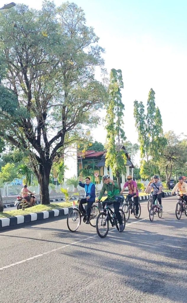 Bupati Sumbawa Bersepeda ke Kantor, Ajak ASN Hemat BBM dan Jaga Lingkungan