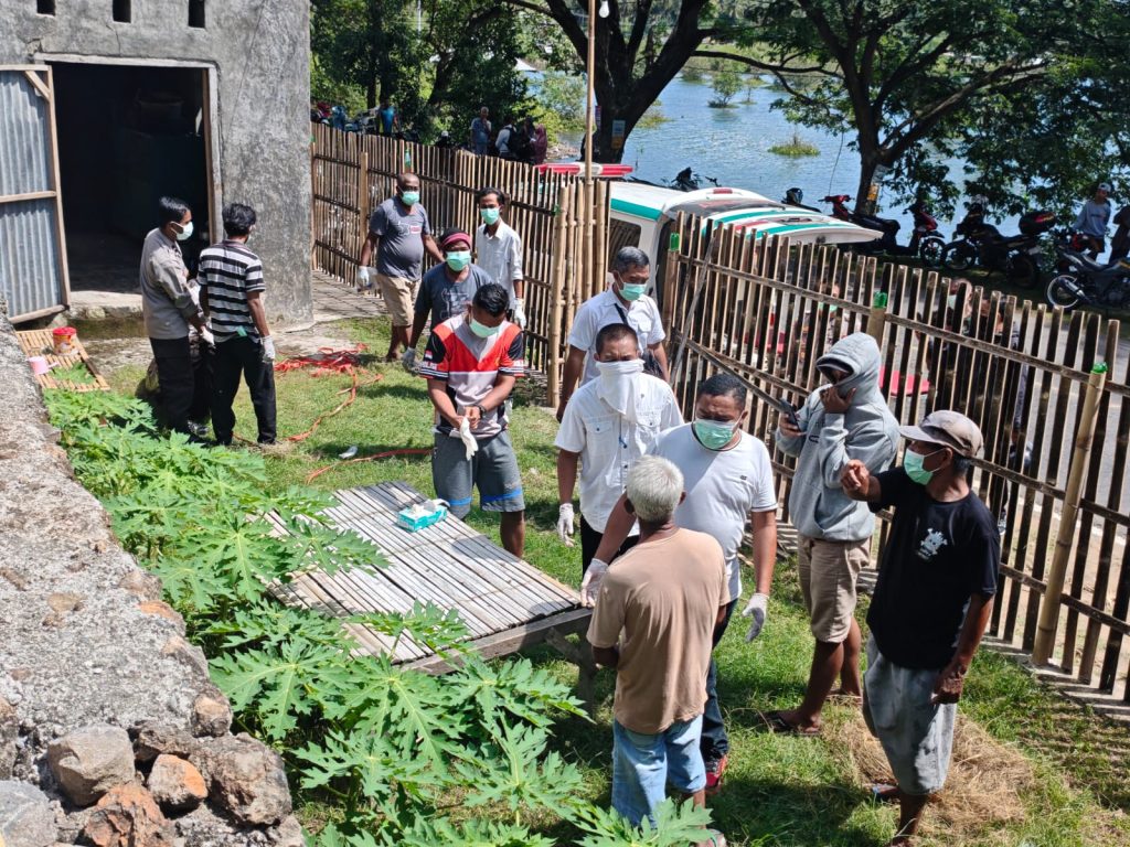 Warga Desa Tarusa Digegerkan Penemuan Mayat Pria Tergantung, Polsek Buer Lakukan Olah TKP
