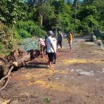 Sinergi Pasca Banjir, BKTM Desa Sempe dan Warga Kompak Bersihkan Sumbatan Kayu di Jembatan Brang Odong