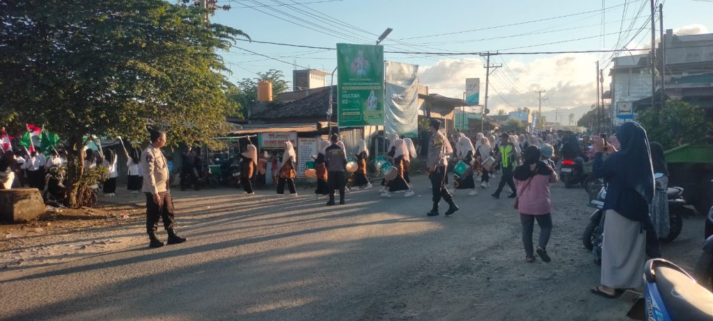 Polsek Lunyuk Kawal Pawai Alegoris Ribuan Santri Ponpes NW Padasuka