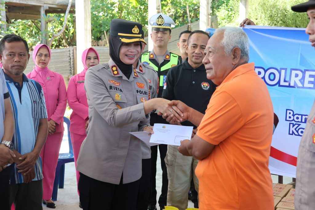 Kapolres Sumbawa Bersama Bhayangkari Salurkan Bantuan Bagi Korban Kebakaran di Lenangguar