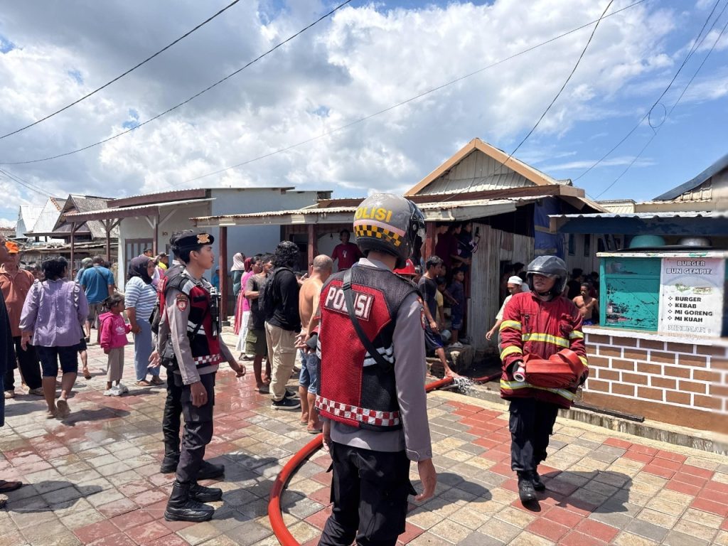 Respon Cepat Layanan 110, Polsek Labuhan Badas Amankan TKP Kebakaran Tiga Rumah