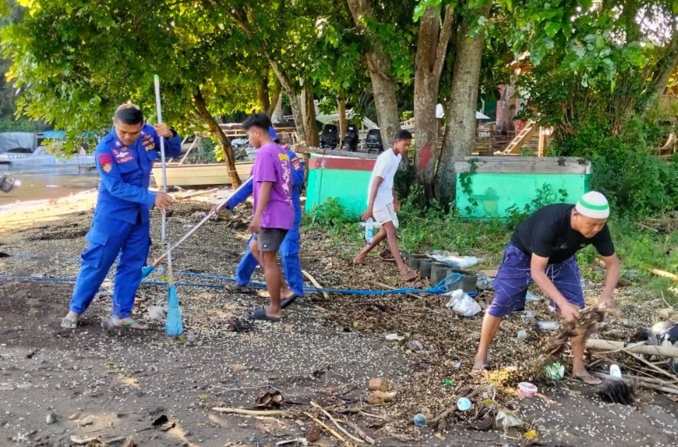 Sat Polairud Polres Sumbawa Bersama Warga Gelar Giat ASRI di Kawasan Pesisir Pantai Amanwana
