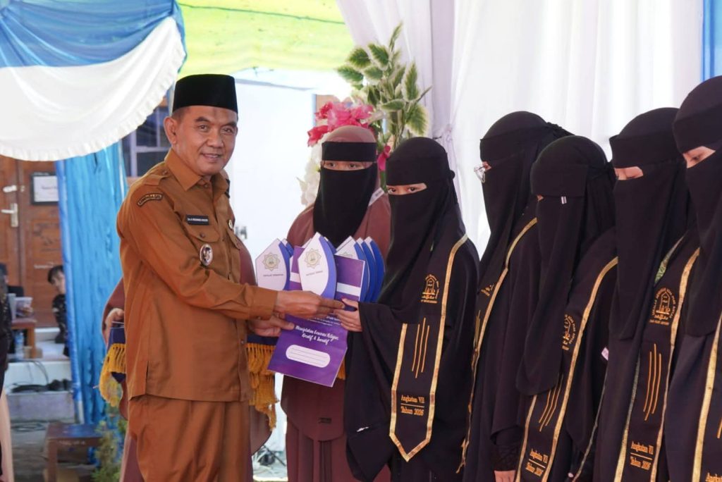 Wisuda Santri Ponpes Aisyah, Wabup Sumbawa Tekankan Sinergi Ulama dan Umaro Bangun Daerah