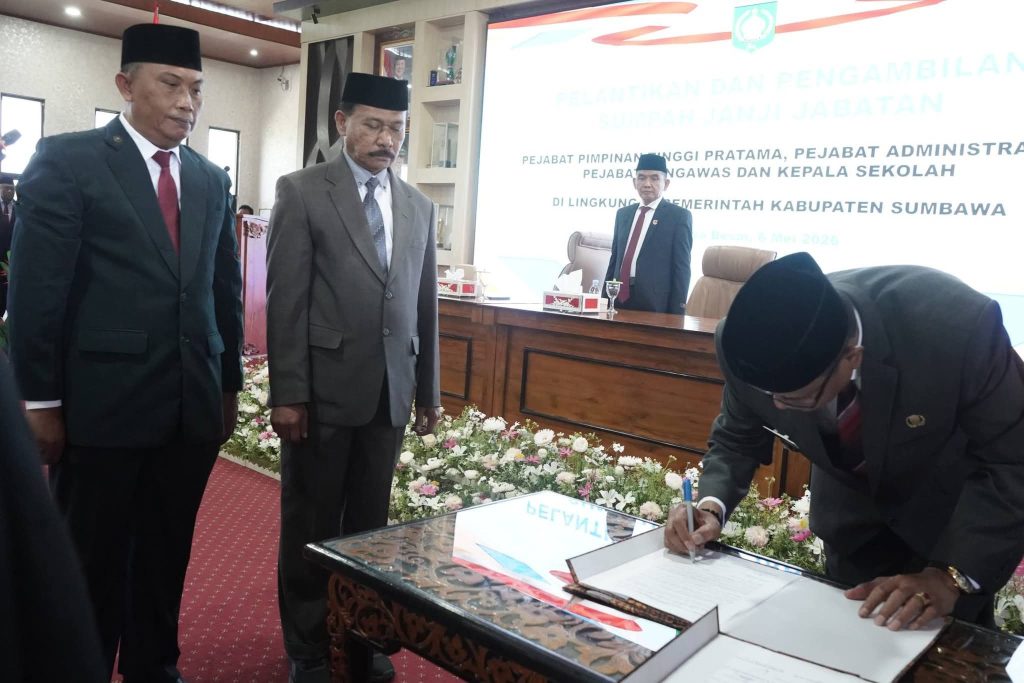 Pastikan Birokrasi Berjalan Optimal, Bupati Sumbawa Lantik Pejabat Tinggi Pratama Hingga Pengawas