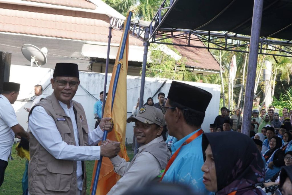 Lepas 330 Calon Jemaah Haji, Bupati Sumbawa Ingatkan CJH Jaga Niat dan Kesehatan