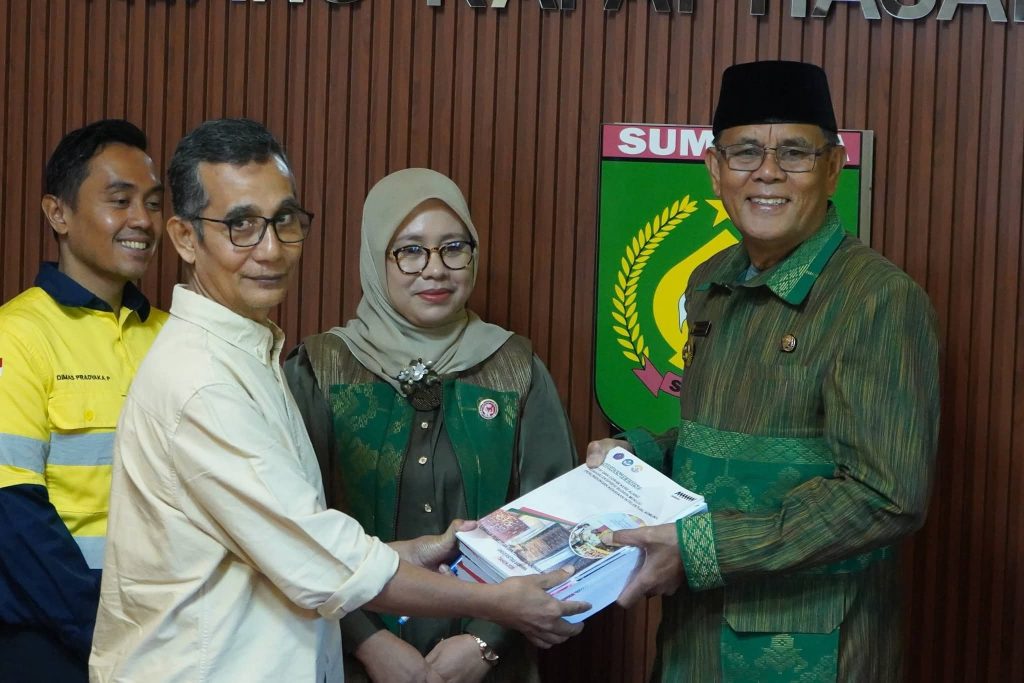 Serah Terima Hasil Riset Motif Tenun Sumbawa, Bupati Sumbawa Harapkan Hasil Riset Dapat Jaga Identitas Budaya Lokal