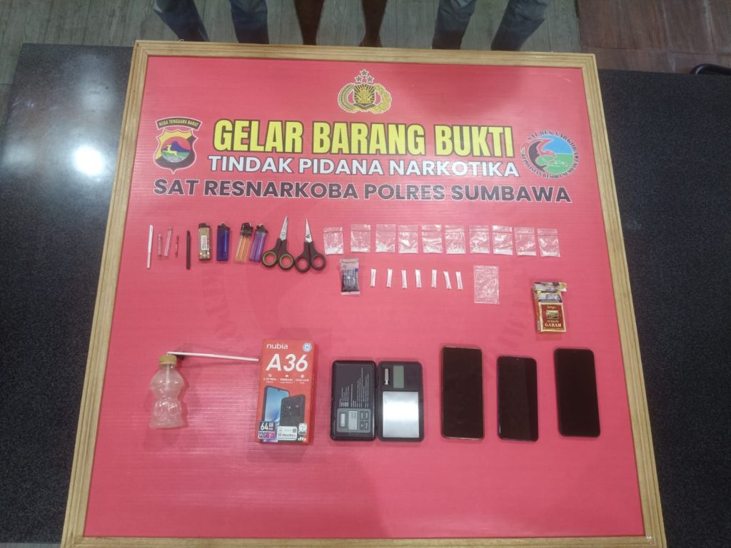 Ungkap Kasus Narkoba, Polisi Tangkap Tiga Pria dan Sita 17 Poket Sabu Saat Gerebek Rumah di Kelurahan Pekat Sumbawa